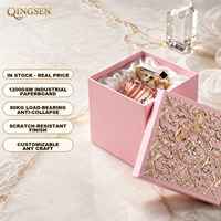 Boîte cadeau de luxe élégante en carton rose personnalisé avec couvercle et base gaufrés à l'or, doublée de satin, pour emballage de parfum et cadeaux