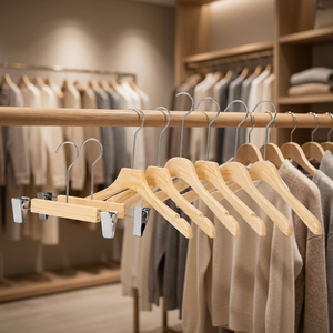 Cintres en bois naturel de qualité supérieure avec pinces métalliques, écologiques et durables, pour le rangement de vêtements de boutique, logo personnalisé - Product Image 1