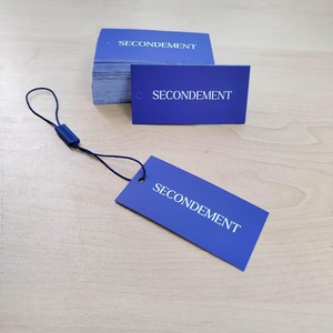 Étiquettes suspendues en papier bleu foncé personnalisées, logo blanc imprimé, forme rectangulaire, pour vêtements, étiquettes de marque pour vêtements. - Product Image 1