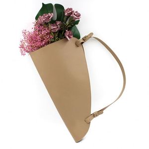 Sac fourre-tout en cuir PU durable et tendance en forme de cône pour bouquets, avec bandoulière, réutilisable, pour mariages et cadeaux - Product Image 1