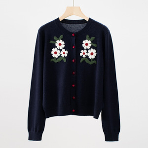 Nuovo arrivo maglione <span class=keywords><strong>cardigan</strong></span> 2025 autunno inverno maglieria donna affascinante fiore ricamato manica lunga <span class=keywords><strong>blu</strong></span> <span class=keywords><strong>scuro</strong></span> top bianco <span class=keywords><strong>blu</strong></span> <span class=keywords><strong>scuro</strong></span> - Product Image 4