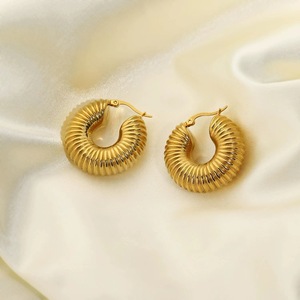 Boucles d'oreilles créoles pendantes tendance en acier doré, forme géométrique ronde - Product Image 1
