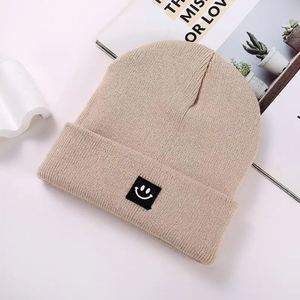 Gorro de punto acrílico blanco con parche de etiqueta tejida personalizada con cara sonriente para hombres y mujeres - Product Image 2