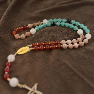 Bracelet de prière catholique fait main avec des perles, Notre-Dame de Guadalupe, avec un pendentif en forme de croix de Saint-Benoît - Product Image 3