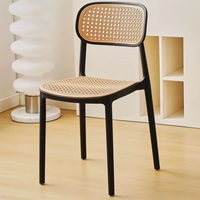 Chaises pour table à manger, chaise de salle à manger en plastique de conception italienne, chaise de salle à manger en rotin empilable, chaise de salle à manger en rotin pour l'extérieur
