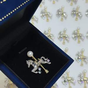 เข็มกลัดม้ามุกน้ำจืด 6 มม. เงางาม แข็งแรง สำหรับปีม้า ขายส่ง เครื่องประดับนำโชคสำหรับผู้หญิงและผู้ชาย - Product Image 1