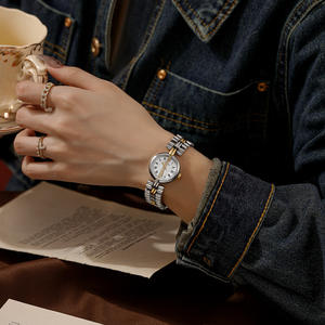 Reloj elegante para mujer con esfera redonda de estilo vintage y correa de acero sencilla. - Product Image 2