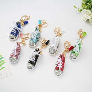 Llavero PK <span class=keywords><strong>2026</strong></span> con colgante de zapatos metálicos estilo europeo, pequeños diamantes de imitación, base plana brillante, venta directa de fábrica - Product Image 2