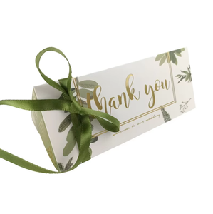 Boîte en papier triangulaire élégante à motif de feuilles, boîte à dragées avec ruban en soie, boîte cadeau personnalisée pour chocolats et bonbons - Product Image 5