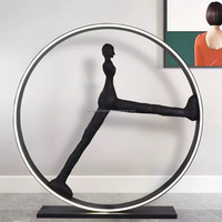 Sculpture personnalisée artistique en fibre de verre, modèle humain, avec anneau de vent et de feu, LED intégrée, pour hôtel et salon