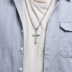 Collar de Joyería de Moda con Colgante de Cruz Simple Inclinada Lisa Chapada en Oro de Acero Inoxidable Cristiano para Hombre, Venta al por Mayor Religiosa - Product Image 3