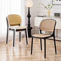 Chaise de salle à manger en plastique de style nordique européen moderne OEM pour la maison, le bureau, le bar à domicile, l'appartement, le restaurant et les cafés