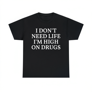 T-Shirt Unisex 'Non Ho Bisogno della Vita, Sono Alto in Droga' con Stampa Serigrafica, Manica Corta, Collo Rotondo, Abbigliamento Promozionale - Product Image 1