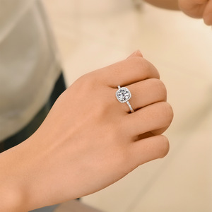 Bague pour femme en moissanite 2 carats, sertie pavé, bijoux de fiançailles - Product Image 1