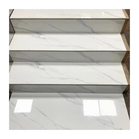 Carreaux de marches d'escalier intérieurs personnalisés en porcelaine moderne, aspect marbre brillant, carreaux de sol polis