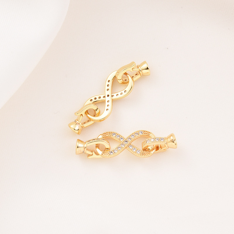 67.Une boucle en forme de huit à simple boutonnage en or 18 carats.