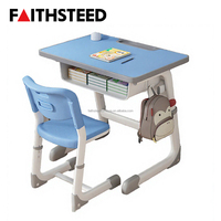 Ensemble bureau et chaise ergonomiques pour enfants avec cadre en forme de C, compartiment de rangement ouvert et plateau encastré, design bleu clair