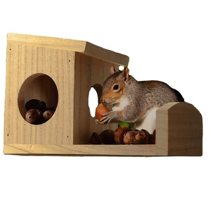 Mangeoire d'écureuil en bois personnalisée - Product Image 1