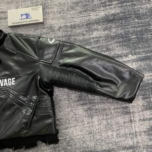 جاكيت رجالي من DENIMGUYS بتصميم كلاسيكي عالي الجودة مقاوم للرياح ودافئ مع طباعة شعار على الجاكيتات والمعاطف الجلدية - Product Image 6