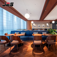 Ensemble de table et chaises de bistrot commercial en bois, style moderne et luxueux, pour hôtel, café, restaurant, projet sur mesure J2S
