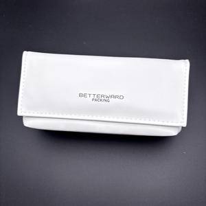 Vente en gros, <span class=keywords><strong>étui</strong></span> de rangement pour <span class=keywords><strong>lunettes</strong></span> de soleil en cuir artificiel blanc <span class=keywords><strong>fantaisie</strong></span> avec logo personnalisé, <span class=keywords><strong>étui</strong></span> <span class=keywords><strong>souple</strong></span> classique pour <span class=keywords><strong>lunettes</strong></span> - Product Image 3