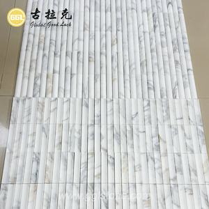 Mosaïque de marbre Calacatta Gold à facettes 3D, forme côtelée et arrondie, pour la décoration murale intérieure d'hôtels et de villas. - Product Image 2