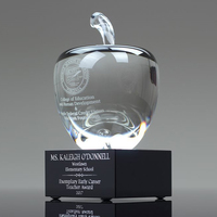 Trophée élégant en cristal en forme de pomme avec base noire pour les récompenses d'innovation et de technologie des entreprises