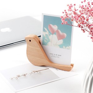 Porta tarjetas de madera con forma de pájaro, madera de haya y nogal negro, organizador de escritorio moderno y sencillo para notas, postales y mensajes - Product Image 3