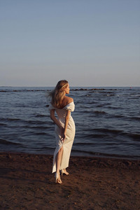 Abito lungo con scollo a V di fascia alta romantico da <span class=keywords><strong>donna</strong></span> francese, produttore all'ingrosso di <span class=keywords><strong>abbigliamento</strong></span> da <span class=keywords><strong>donna</strong></span> di alta qualità - Product Image 2