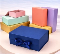 Boîte cadeau magnétique pliable en carton rigide avec logo personnalisé et pelliculage mat pour vêtements