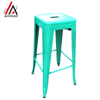 Ensemble de table de bar intérieur-extérieur en métal rouge carré de 23.75 ''de qualité commerciale tabourets à dos nu à siège carré