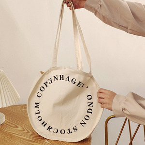 <span class=keywords><strong>Sac</strong></span> fourre-tout rond en <span class=keywords><strong>toile</strong></span> <span class=keywords><strong>de</strong></span> coton recyclée beige imprimable en gros pour courses et <span class=keywords><strong>plage</strong></span>, avec logo personnalisé - Product Image 3