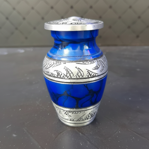 AYAANS Petite urne funéraire en aluminium argent royal pour cendres humaines en métal gravé Columbarium souvenir bleu marine - Product Image 1