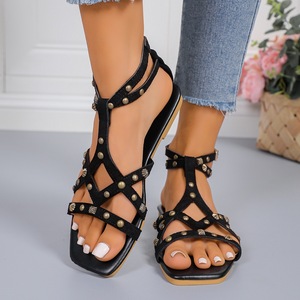 Sandalias de gladiador con punta cuadrada para mujer, estilo veraniego, con remaches metálicos decorativos, hebilla en el tobillo, informales, para la playa - Product Image 1