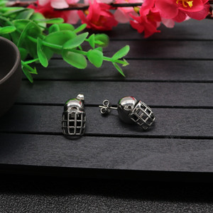 Yunnique Boucles d'oreilles en forme de masque en acier titane, design géométrique pour hommes et femmes - Product Image 3