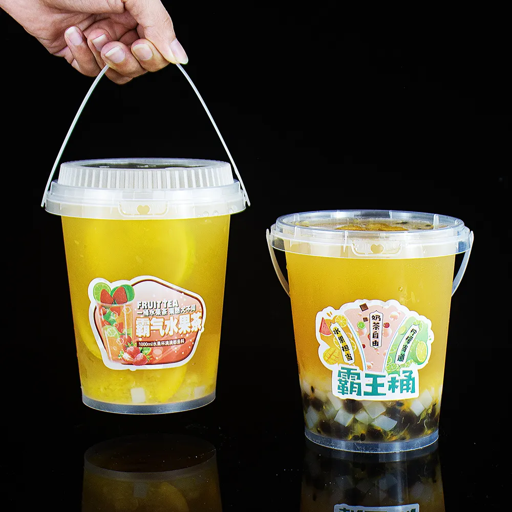 Takeaway 16oz 32oz kotak ember buah PP cangkir minuman plastik 700ml 1000ml cangkir bir teh susu Boba dengan pegangan