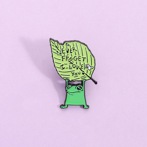 Spilla in smalto con design innovativo: Rana che non dimentica mai 'Ti amo', simpatica rana che tiene una foglia verde, distintivo da borsa e da risvolto - Product Image 1