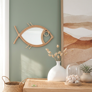 Espejo Decorativo de Pared de Ratán con Forma de Pez Hecho a Mano Contemporáneo, Diseño de Animal Moderno y Único para Dormitorio de Bebé, Sala de Estar, Vidrio - Product Image 1