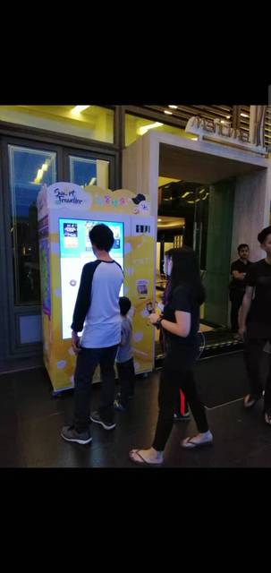 Drink and Snack Automatic Vending Machine Large Capacity Vending Machine 55 Inch Touch Screen