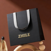 Sac cadeau de luxe personnalisé en kraft noir avec logo en relief, sac de transport robuste, emballage de vente au détail en carton recyclable, vente en gros