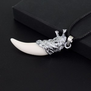 Collier avec cordon <span class=keywords><strong>en</strong></span> cuir - Bijou tendance <span class=keywords><strong>en</strong></span> résine avec pendentif tête de loup <span class=keywords><strong>en</strong></span> alliage - Collier pour homme avec motif dents de loup - Product Image 5