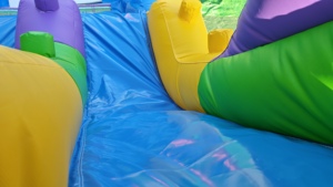 Parcours d'obstacles gonflable commercial multicolore en PVC avec toboggan et piscine, garantie 3 ans, installation facile - Idéal pour événements extérieurs, parcs, locations pour fêtes - Product Image 5