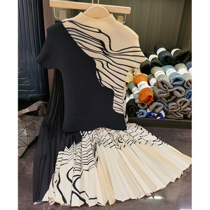 Verano nuevo traje de moda Sanzhai color a juego maíz plisado manga corta Camiseta mujer Falda plisada conjunto de dos piezas - Product Image 5