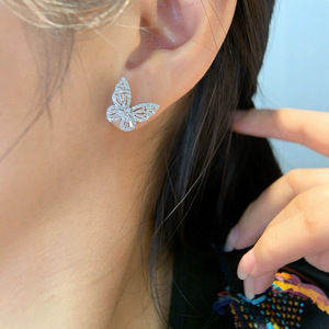 Pendientes de diamantes de oro de 18K Pendientes de oro de concha de agua con forma de mariposa de diamante sudafricano natural - Product Image 2