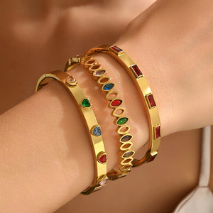 Bracelet élégant pour femme en acier inoxydable avec pierres précieuses colorées et <span class=keywords><strong>bande</strong></span> <span class=keywords><strong>dorée</strong></span>. Collier en acier inoxydable pour femmes. - Product Image 1