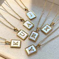 Collier Pendentif Chaîne en Acier Inoxydable Carré Géométrique Lettre Nacre Blanche Plaqué Or 18 Carats Vente en Gros