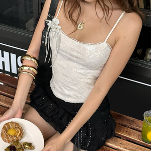 เสื้อกล้ามถักนิตติ้งน่ารัก ระบายอากาศได้ดี ประดับเลื่อมหวานๆ สำหรับผู้หญิง ชายเสื้อทรงเวฟแบบไม่สมมาตร พร้อมพู่ห้อยดอกไม้แบบถอดได้ เหมาะสำหรับงานปาร์ตี้ - Product Image 3