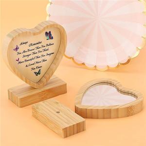 Espejo de madera con forma de corazón Yuka, marco de bambú, adorno de escritorio grabado, regalo de aniversario para esposa o novia - Product Image 1