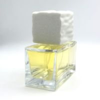Diskon besar 50ml 100ml botol parfum kaca bentuk persegi silinder dengan semprotan halus tutup keramik dan tutup batu