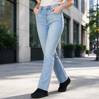 Jean slim droit taille haute pour femme avec fente latérale, denim délavé clair, idéal pour le marché printanier